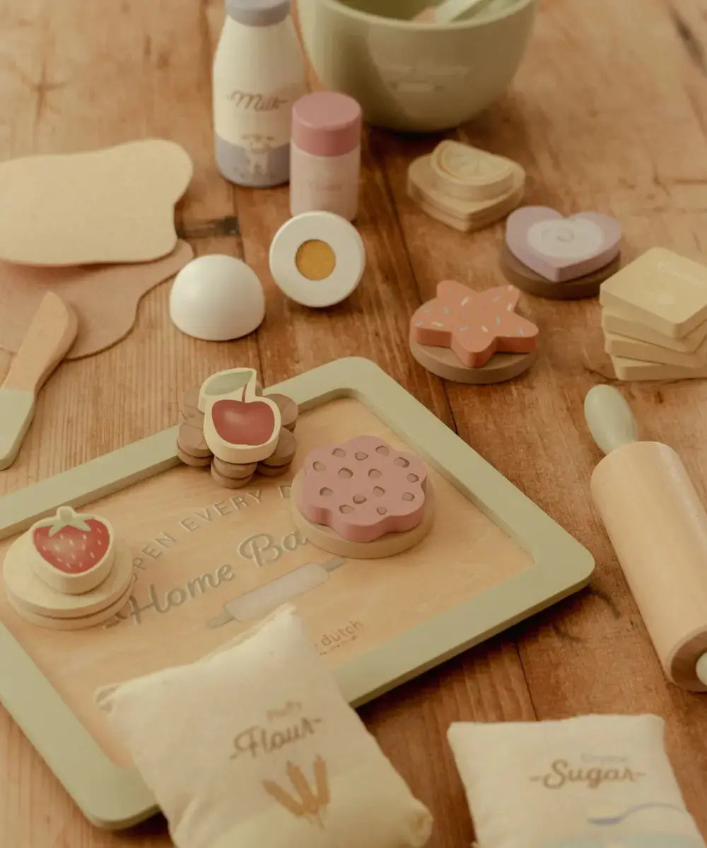 Set de pâtisserie en bois FSC de Little Dutch posé sur une table