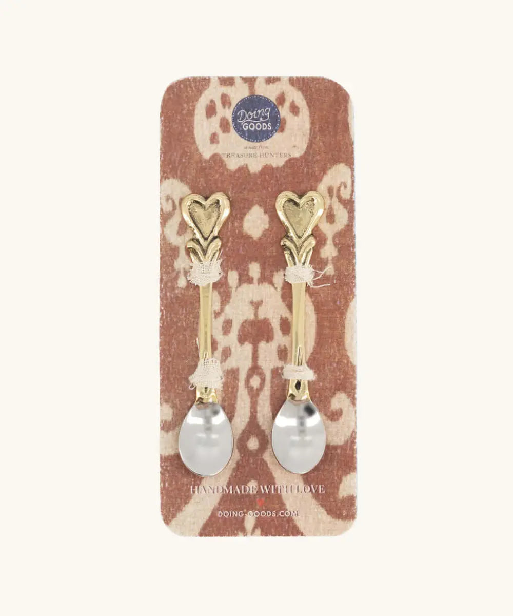 Set de 2 petites cuillères Coeur Hana de la marque Doing Goods sur fond blanc