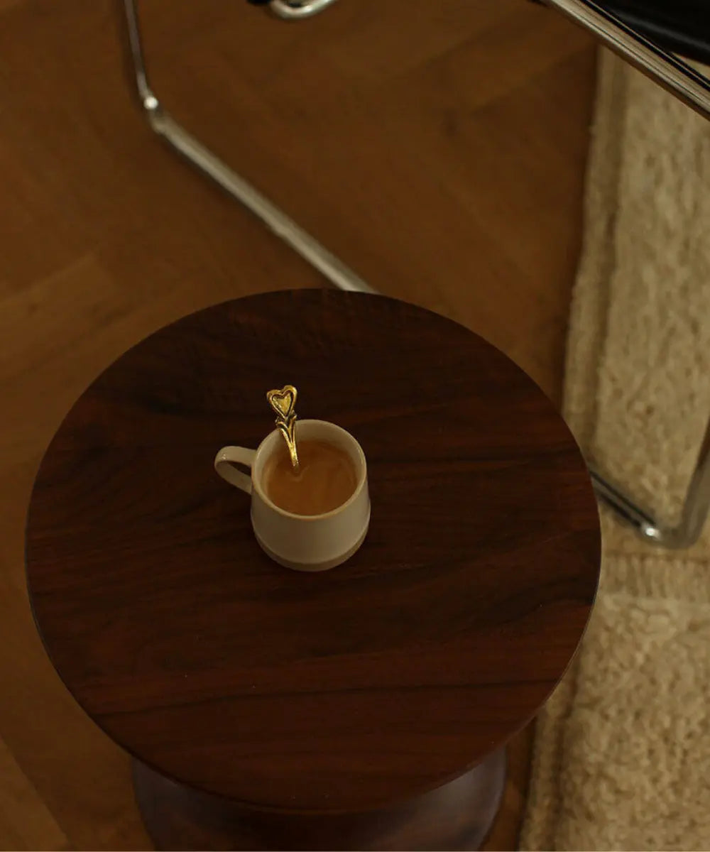 Cuillère en laiton doré Hana de Doing Goods posée dans une tasse de café
