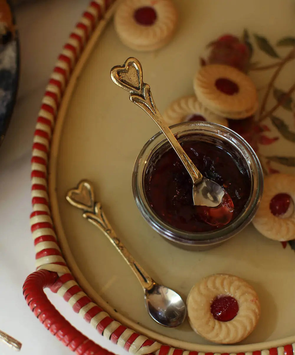 Set de 2 petites cuillères Coeur Hana de la marque Doing Goods, posées dans un pot de confiture