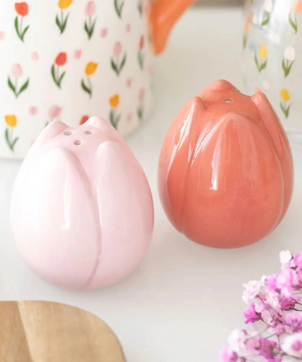 Set composé d'une salière et d'une poivrière en forme de Tulipe posé sur une table