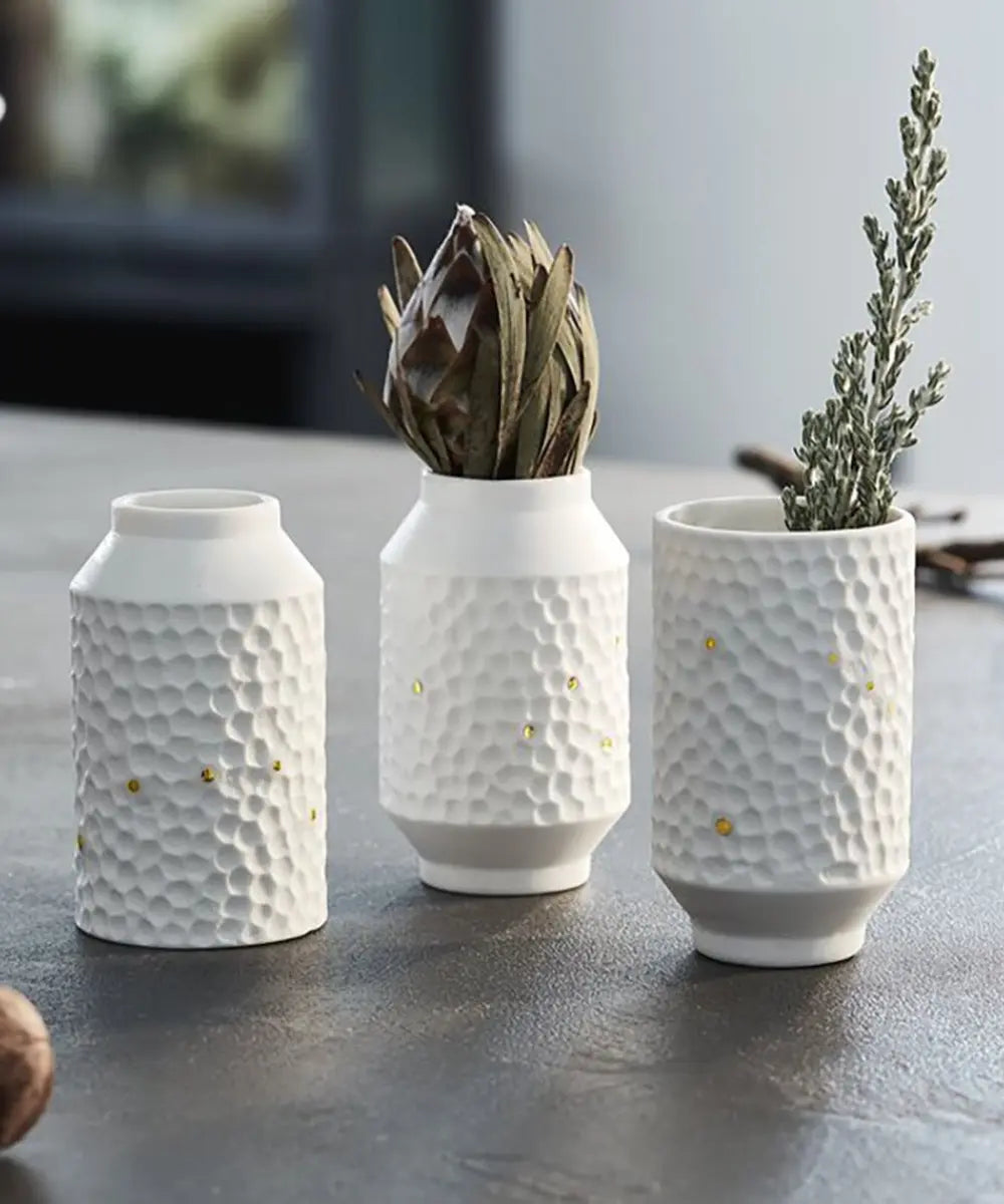 Set de 3 mini vases en porcelaine blanche avec reliefs et motifs etoiles Räder.