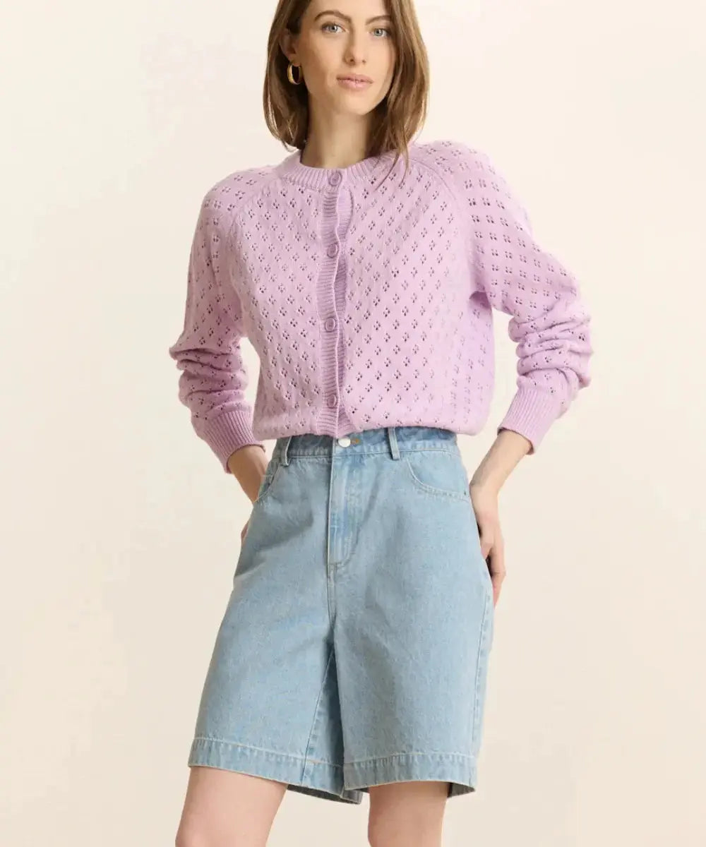 Short coupe bermuda Vosges en denim de la marque Garance Paris porté par une femme