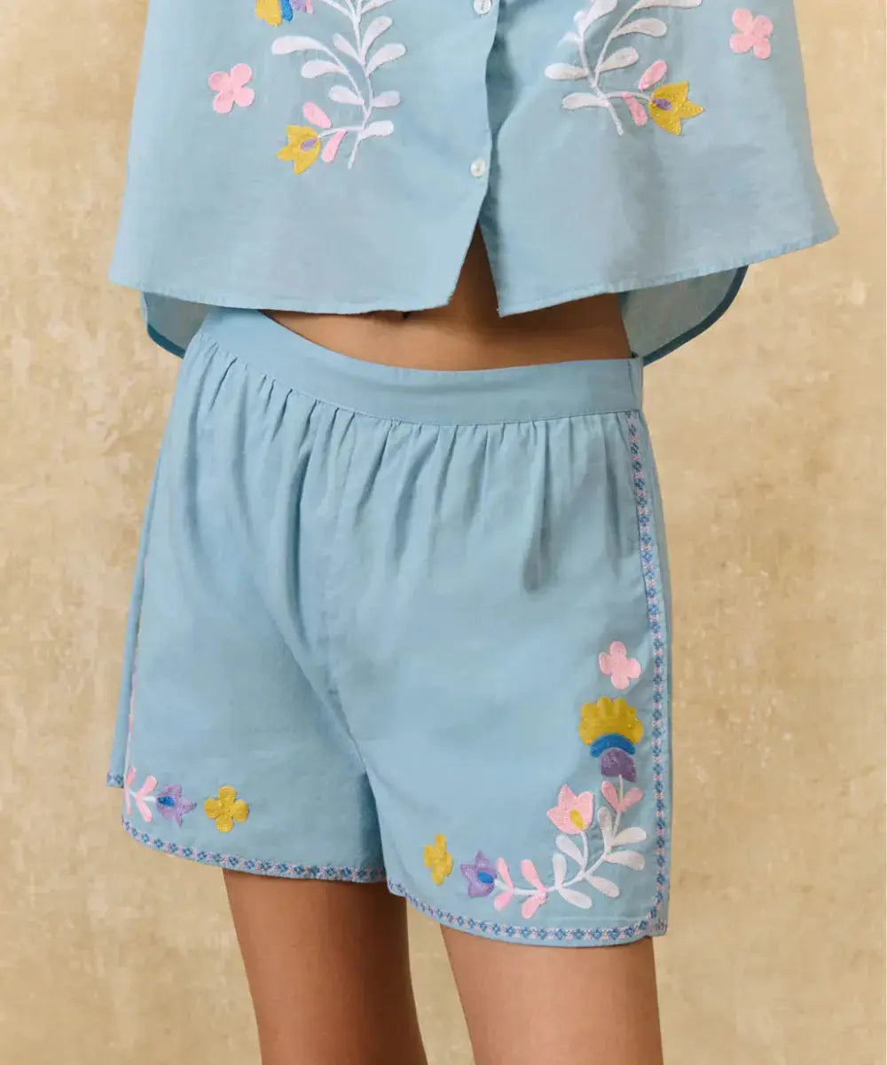 Short Maiwa brodé de la marque Louise Misha porté par une femme