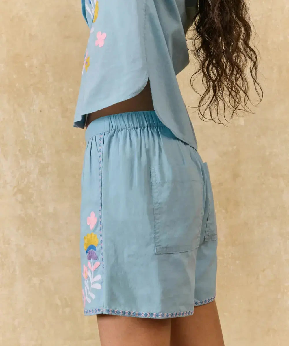 Short Maiwa brodé de la marque Louise Misha porté par une femme
