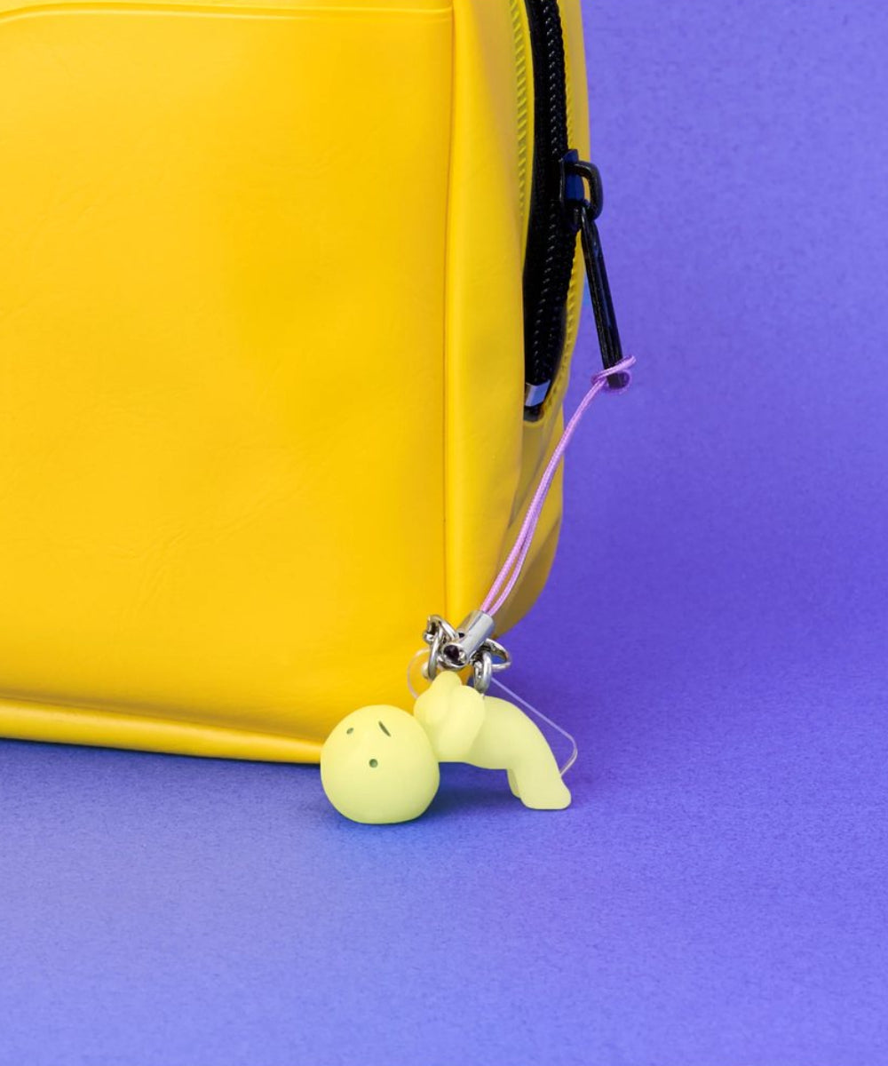 Gros plan en situation de Smiski Strap série 3 (1pcs) de SMISKI