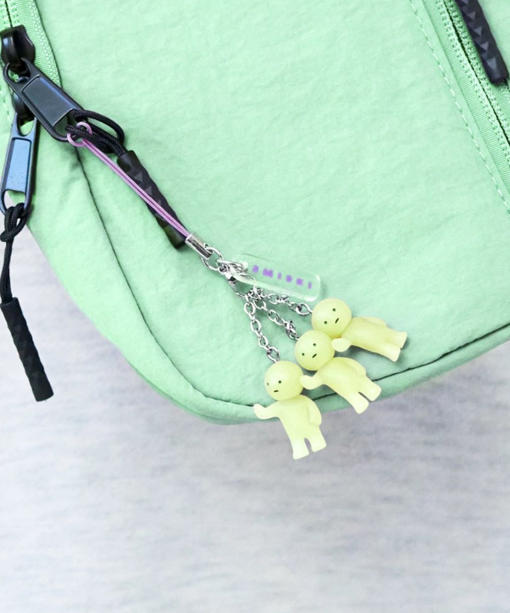 Gros plan en situation de Smiski Strap série 3 (1pcs) de SMISKI