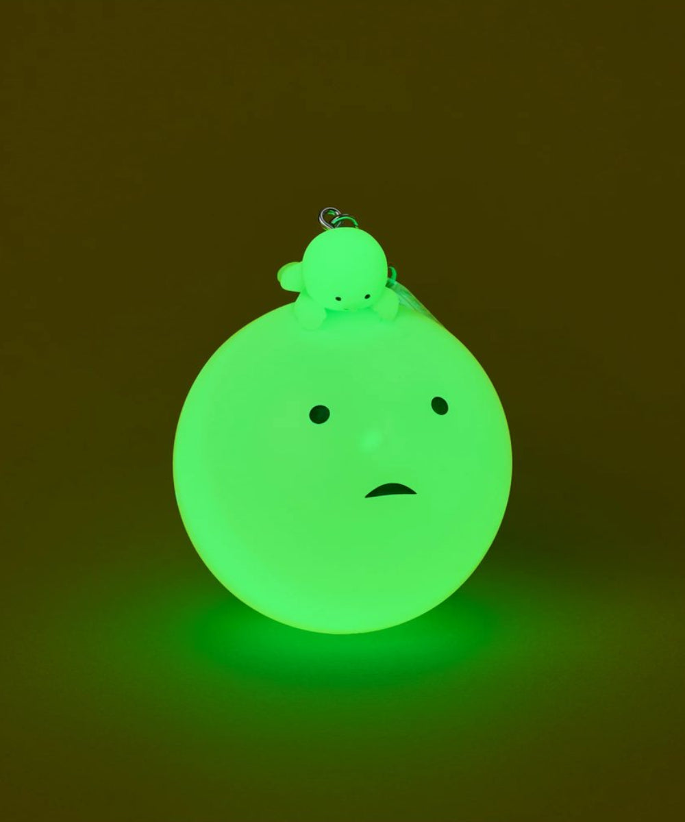 Gros plan en situation de Smiski Strap série 3 (1pcs) de SMISKI