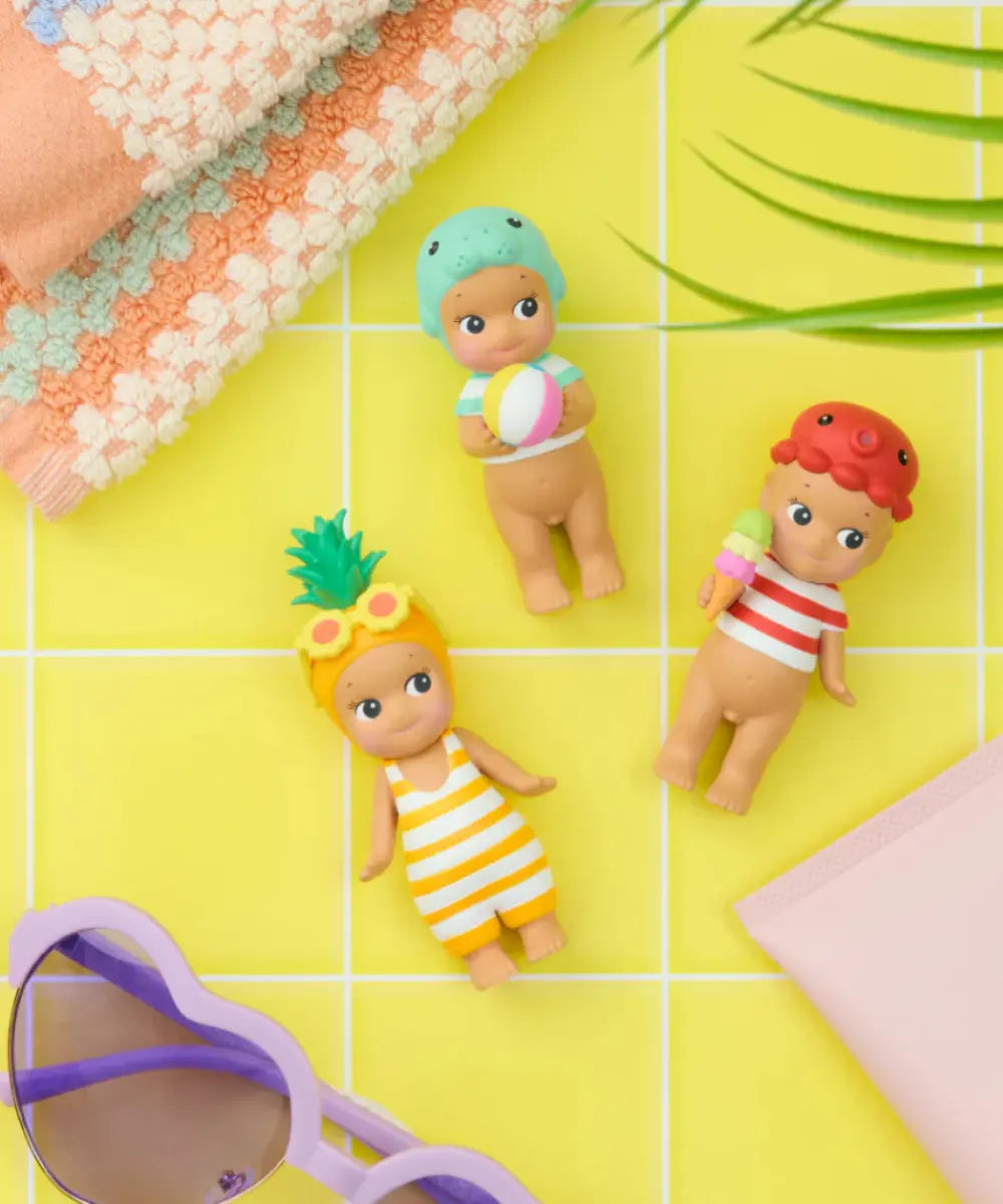 Boîte mystère et figurines Sonny Angel en édition limitée d'été de la collection Summer Vacation avec petits chapeaux de plage.