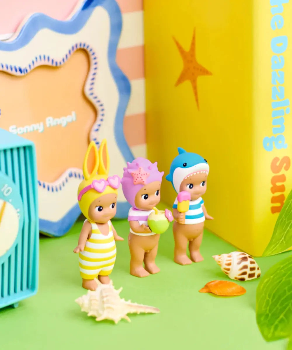 Boîte mystère et figurines Sonny Angel en édition limitée d'été de la collection Summer Vacation avec petits chapeaux de plage.