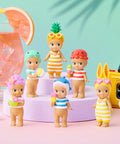 Boîte mystère et figurines Sonny Angel en édition limitée d'été de la collection Summer Vacation avec petits chapeaux de plage.