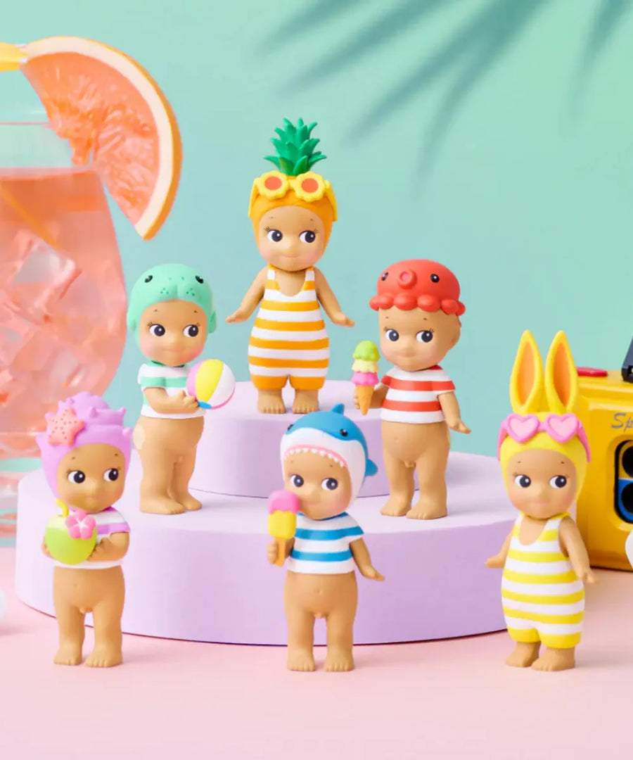 Boîte mystère et figurines Sonny Angel en édition limitée d'été de la collection Summer Vacation avec petits chapeaux de plage.