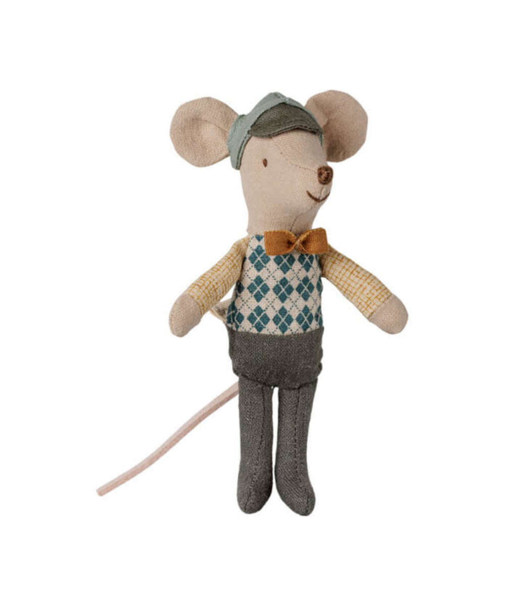 Souris au Volant - Petit Frère de la marque Maileg, sur fond blanc
