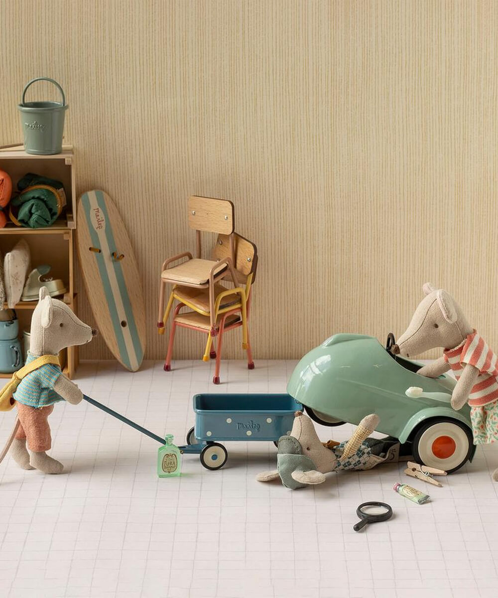 Souris au Volant - Petit Frère de la marque Maileg, dans une scène miniature