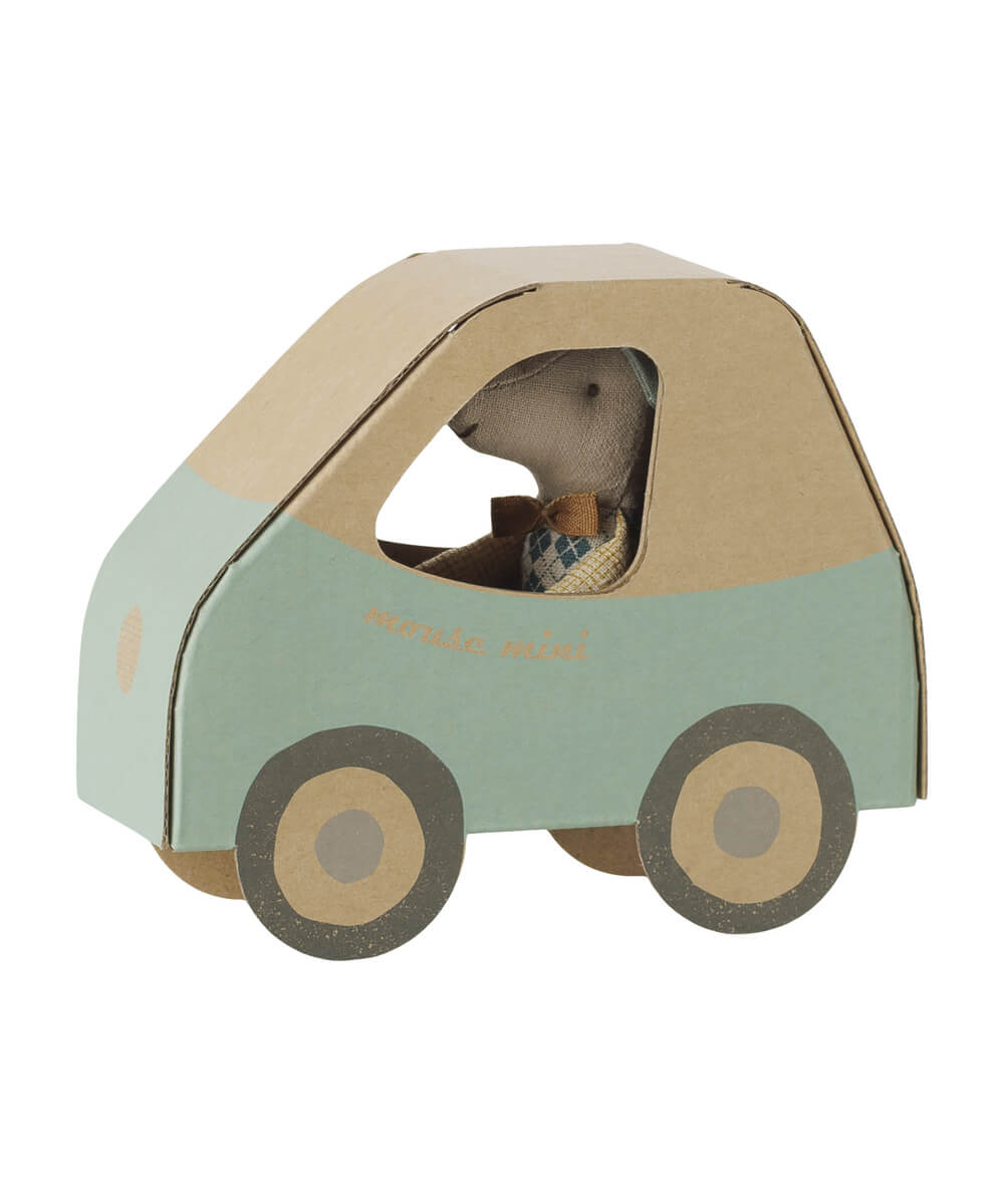 Souris au Volant - Petit Frère de la marque Maileg, sur fond blanc