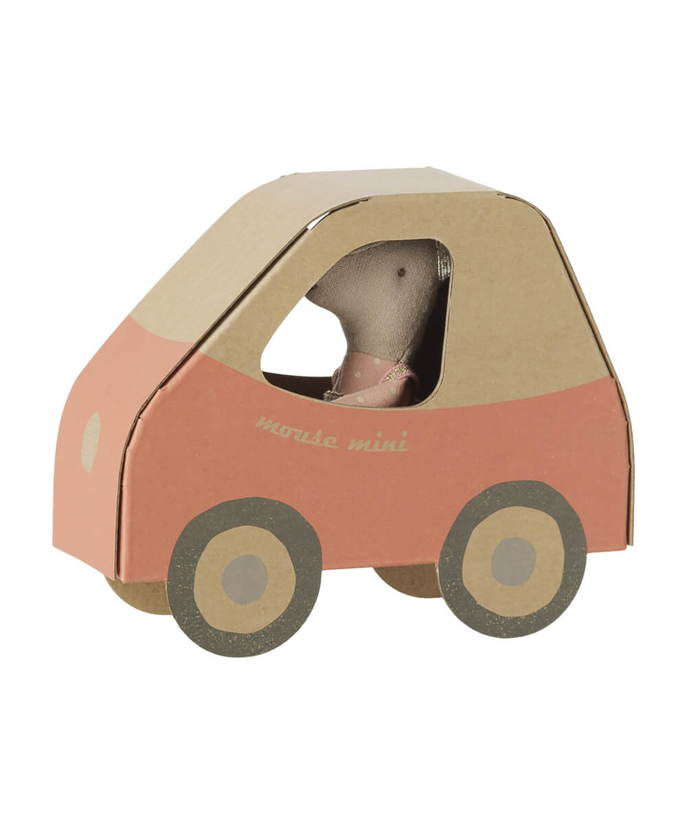 Souris au Volant - Petite Sœur de la marque Maileg, sur fond blanc