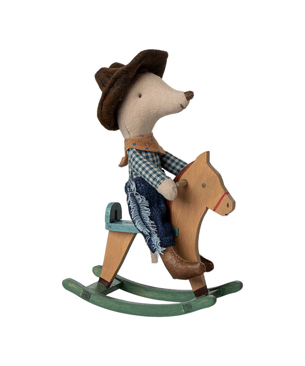 Souris cowboy Maileg vue de profil sur son cheval en bois