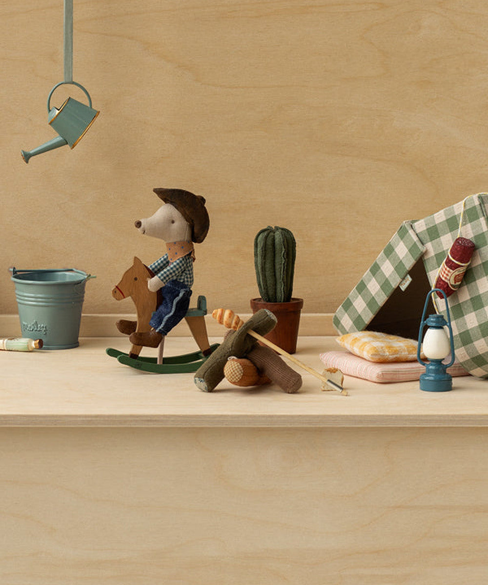 Souris cowboy Maileg dans un décor de camping miniature