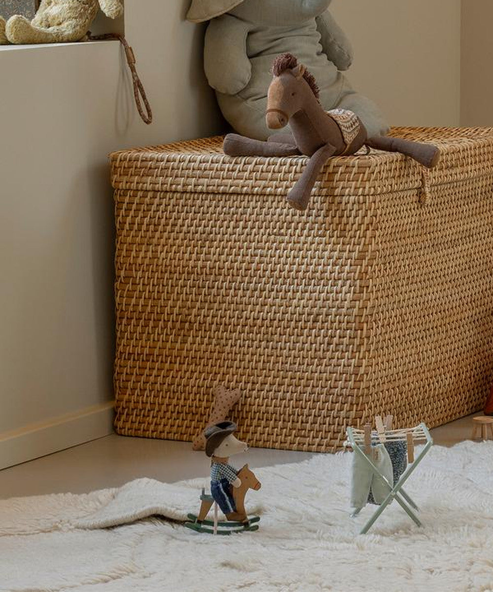 Souris cowboy Maileg et cheval à bascule dans une chambre d’enfant