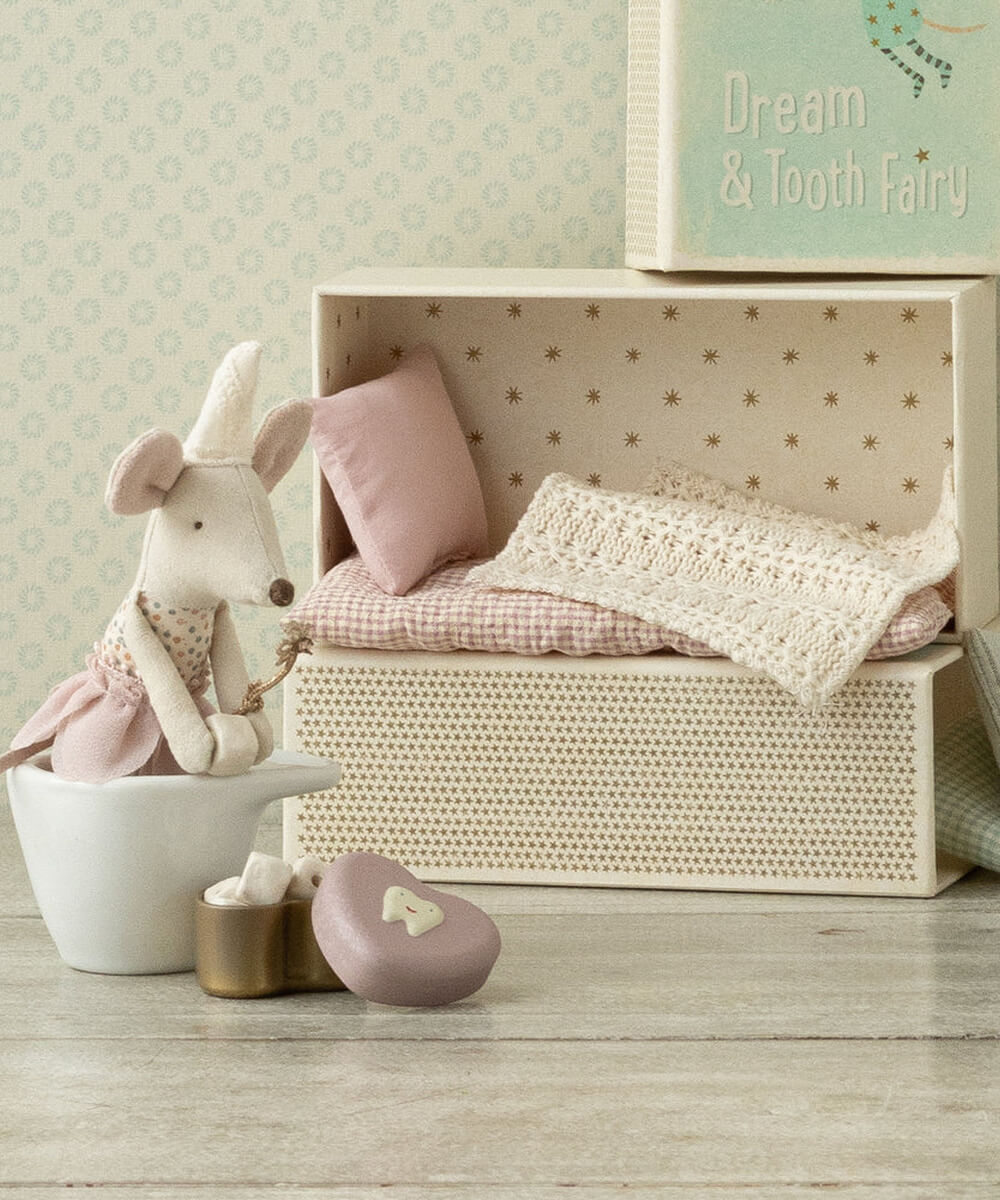 Souris Fée des Dents - Petite Sœur Maileg dans son décor de mise en scène, vue 3