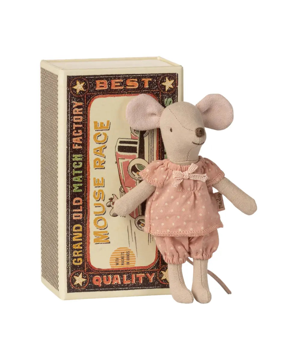 Souris Grande Soeur dans sa boîte allumettes de Maileg sur fond blanc