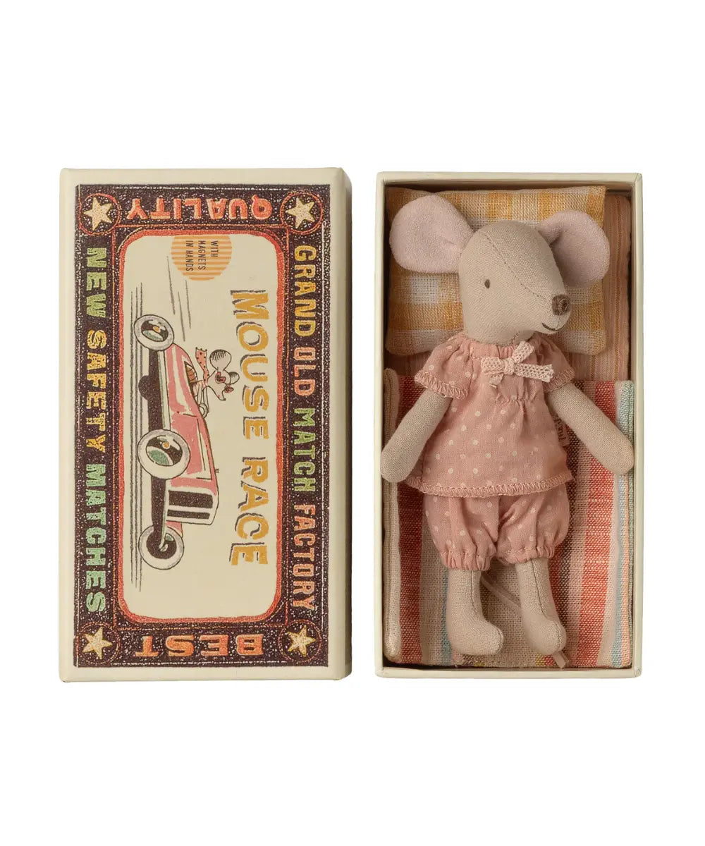 Souris Grande Soeur dans sa boîte allumettes de Maileg sur fond blanc