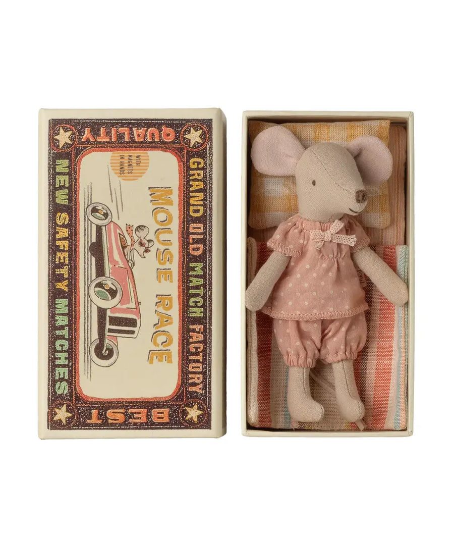 Souris Grande Soeur dans sa boîte allumettes de Maileg sur fond blanc