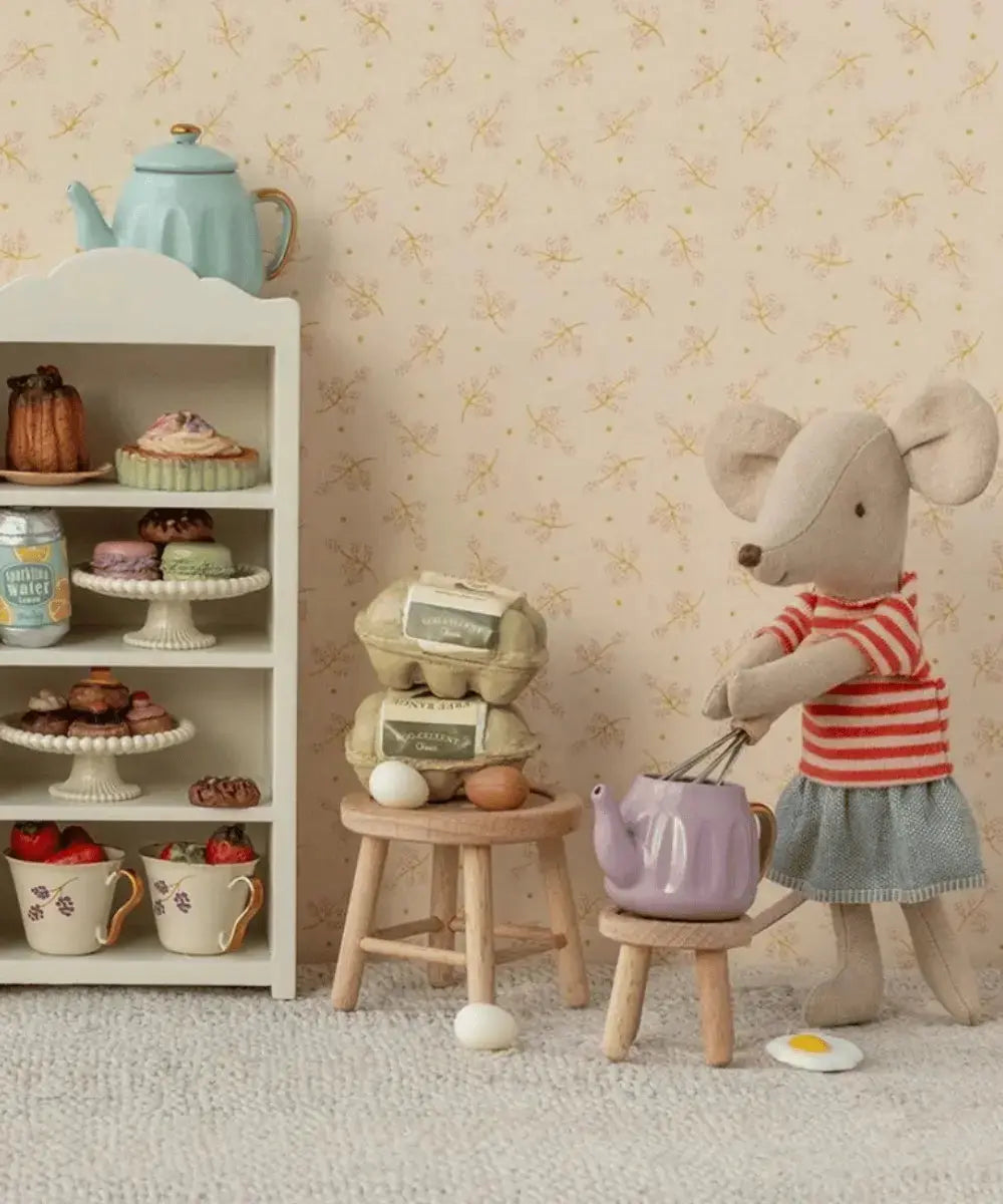Grande soeur souris avec les mains aimantées lui permettant de tenir les ustensiles de la maison de poupées
