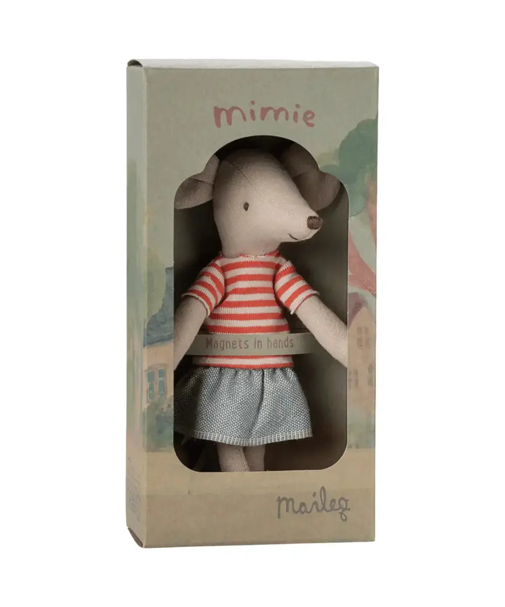 Vue de la grande soeur souris Maileg dans sa boîte illustrée.