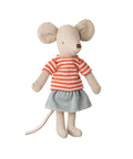 Poupée Grande soeur souris Maileg en jupe et marinière rouge