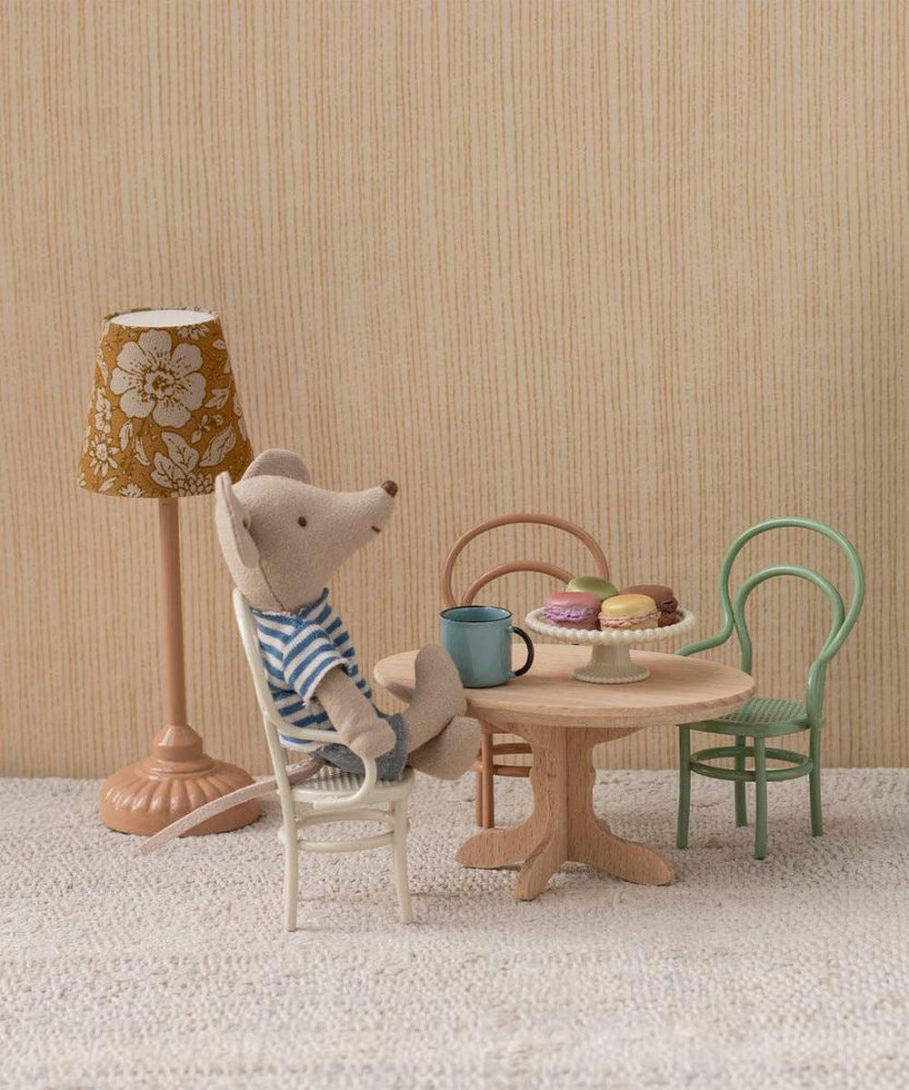 LouiMax souris Maileg assis à la table du goûter dans un salon miniature