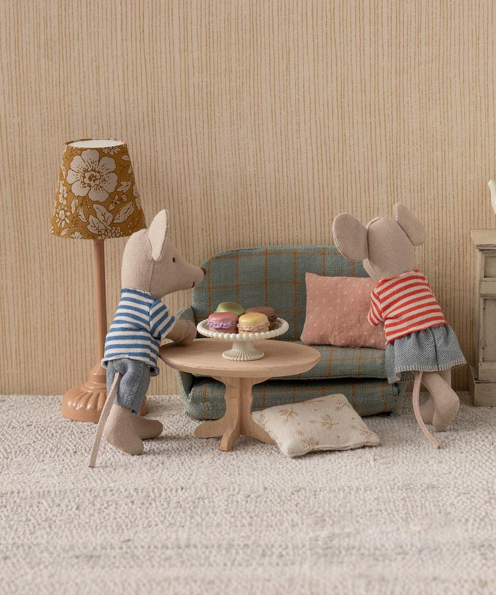 LouiMax et Stella souris Maileg autour du goûter dans un salon miniature