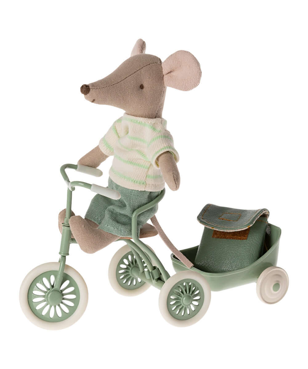 Souris Tricycle Grand Frère Maileg installée sur un tricycle menthe