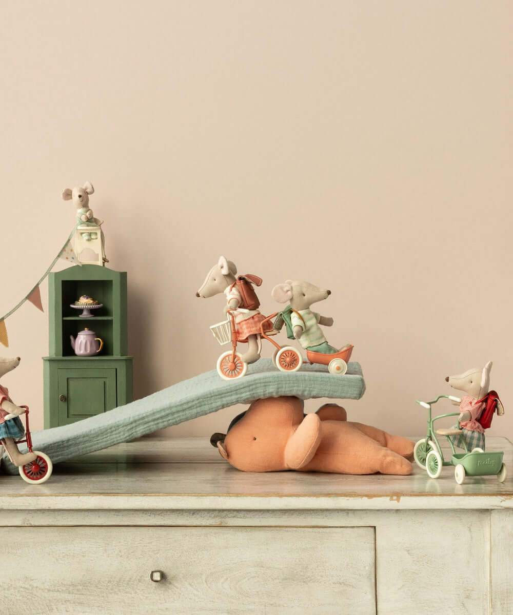 Souris Tricycle Grand Frère Maileg dans une scène de jeu avec la famille souris