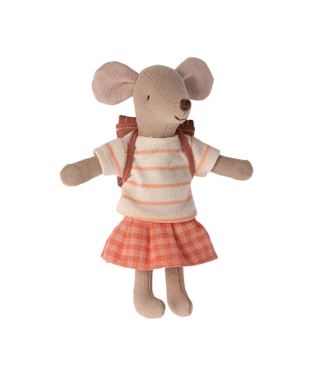 Souris Tricycle Grande Sœur corail de Maileg avec son sac à dos