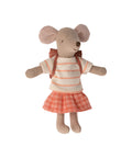 Souris Tricycle Grande Sœur corail de Maileg avec son sac à dos