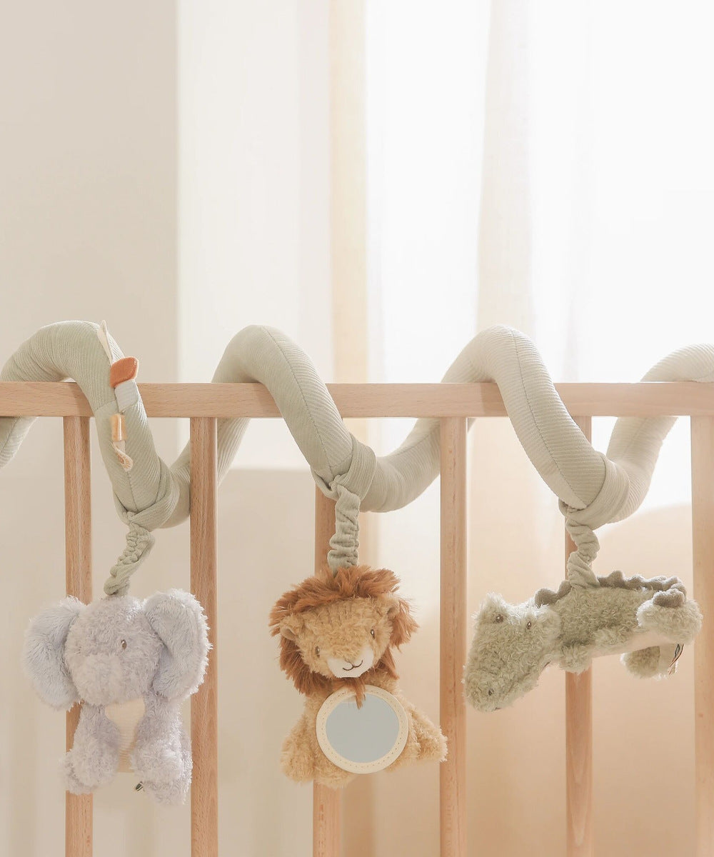 Spirale d’activités Safari Friends fixée sur un lit d’enfant