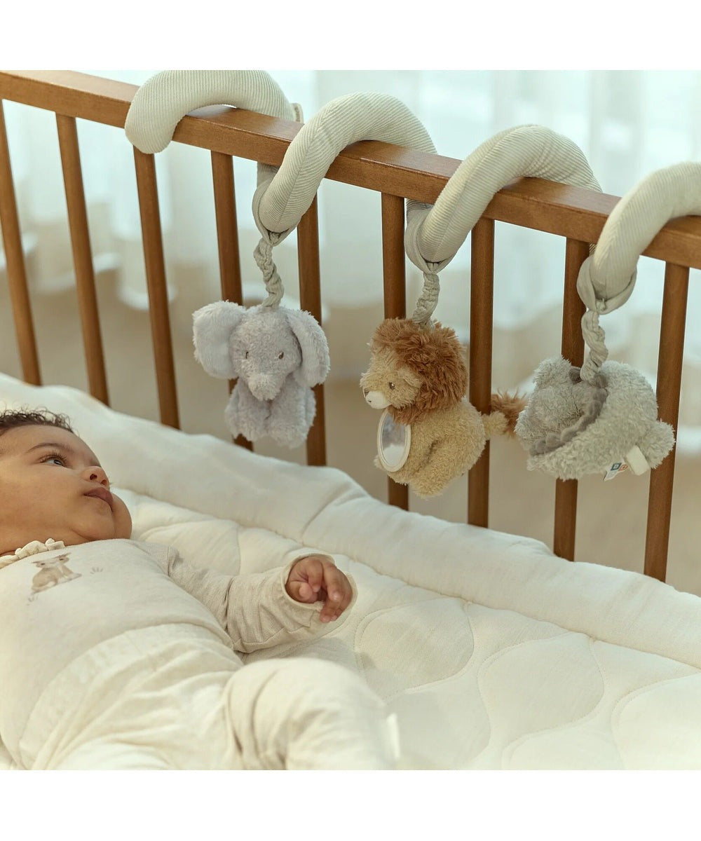 Bébé regardant la spirale d’activités Safari Friends fixée au lit