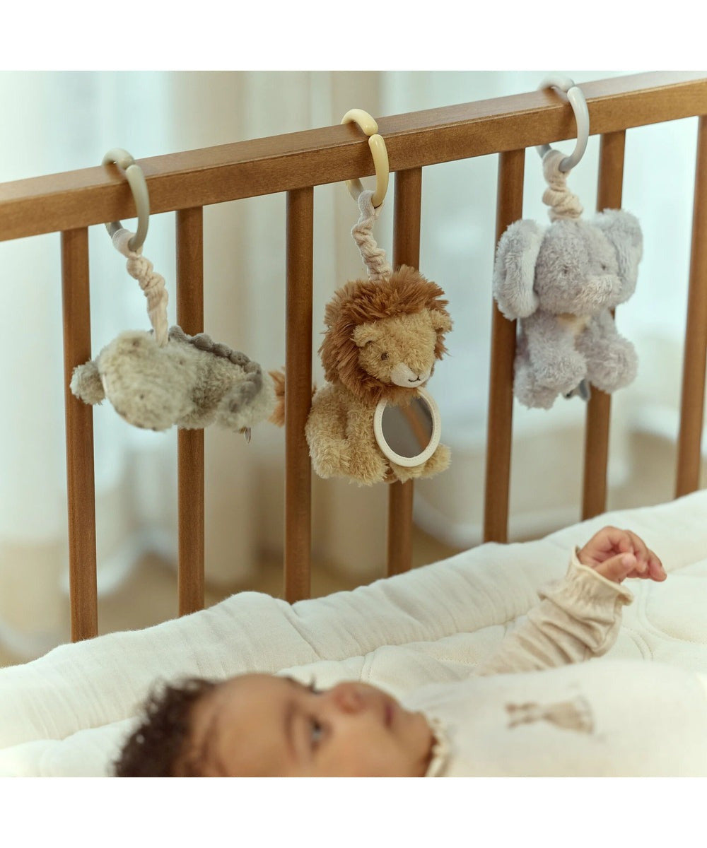 Spirale Safari Friends installée près d’un bébé dans son lit