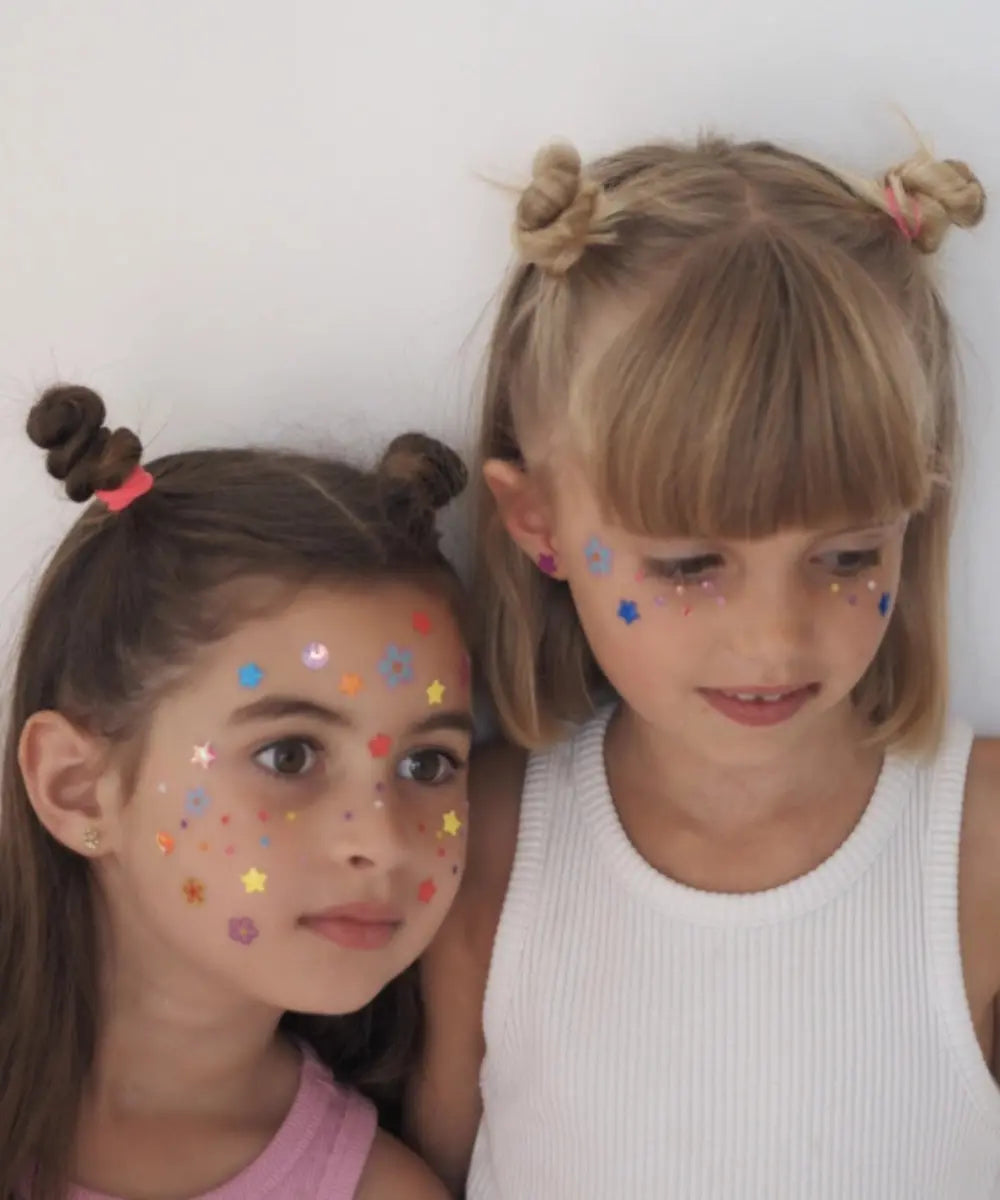 Enfants portant les Stickers de visage Daisy de la marque française Ratatam