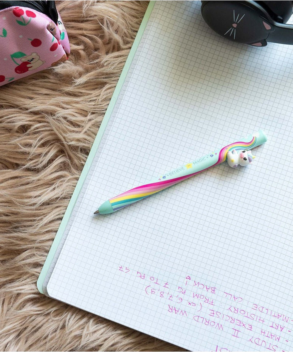 Stylo Licorne Free Hugs posé sur un cahier ouvert