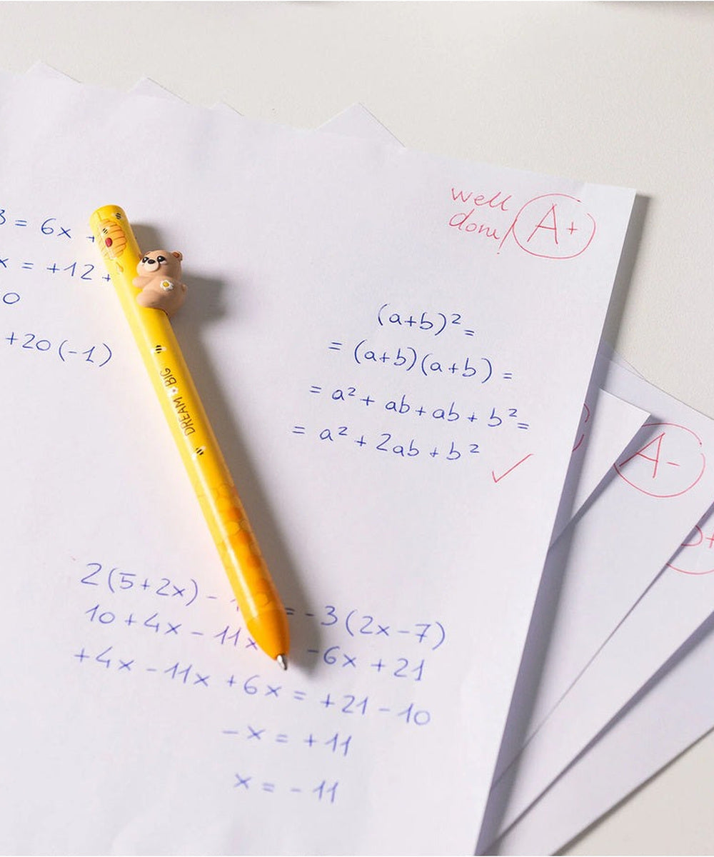 Stylo Ourson Free Hugs posé sur des feuilles de devoirs