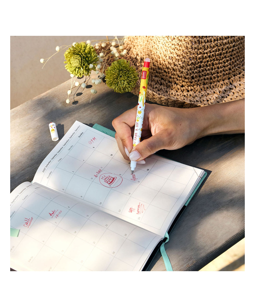 Stylo à Encre Gel Effaçable Poule « I Care a Lot » de la marque Legami, sur fond blanc