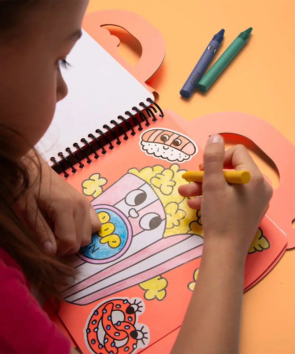 Livre de coloriages et stickers univers yummy avec crayons de cire omy.