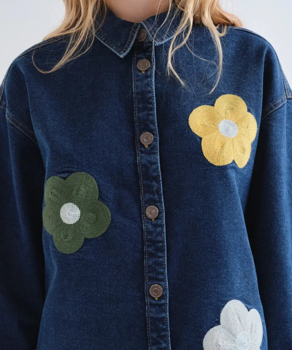 Chemise en jean bleue femme avec des broderies en forme de grandes fleurs de la marque Compania Fantastica.
