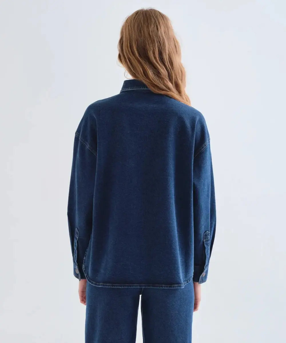 Chemise en jean bleue femme avec des broderies en forme de grandes fleurs de la marque Compania Fantastica.