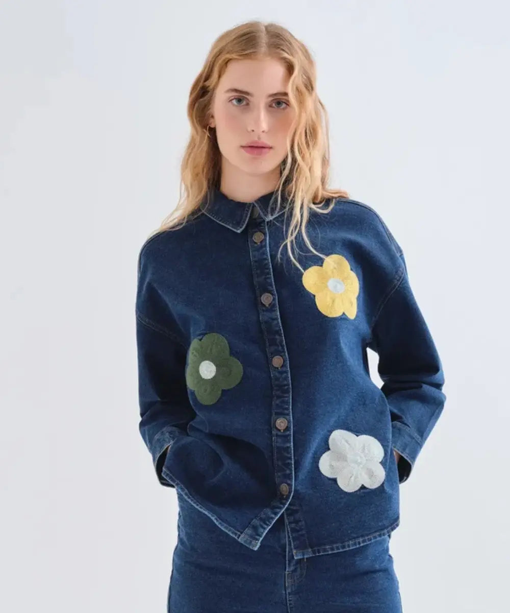 Chemise en jean bleue femme avec des broderies en forme de grandes fleurs de la marque Compania Fantastica.