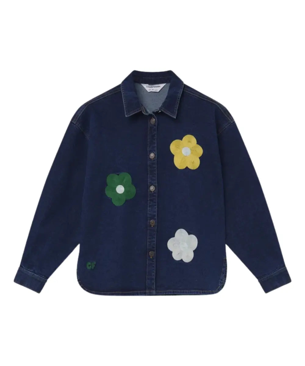 Chemise en jean bleue femme avec des broderies en forme de grandes fleurs de la marque Compania Fantastica.
