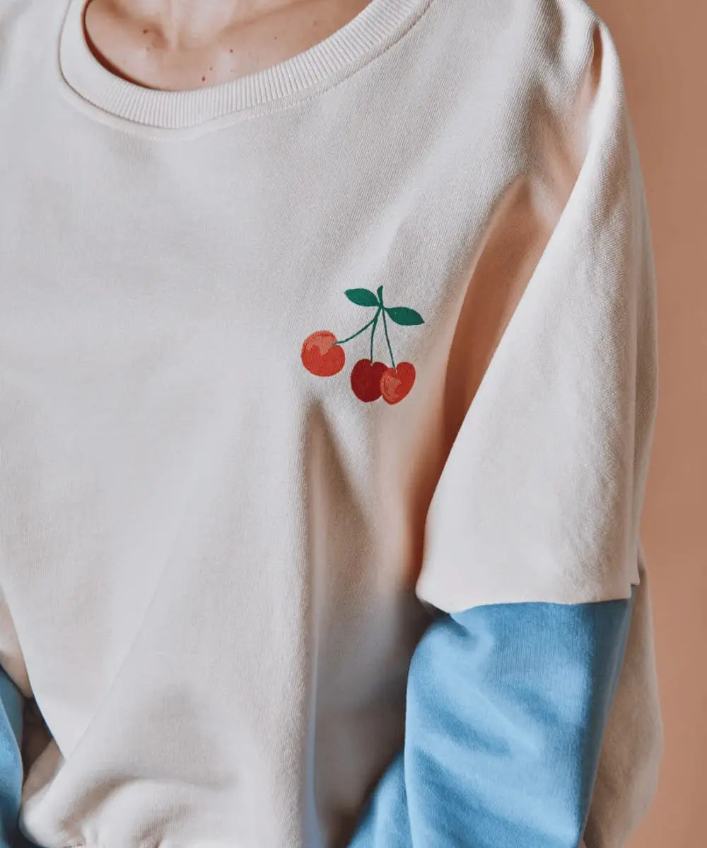 Zoom cerise sur le cœur sweatshirt femme coton biologique.