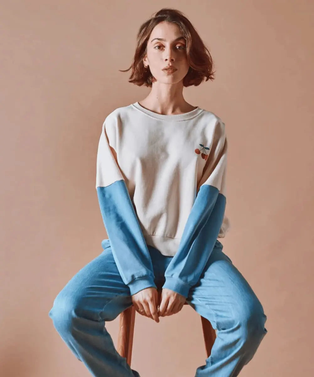 Vue portée du sweatshirt en coton bio bicolore de la marque française Emile et Ida